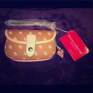 Dooney & Bourke Flap Wrislet! 👜
